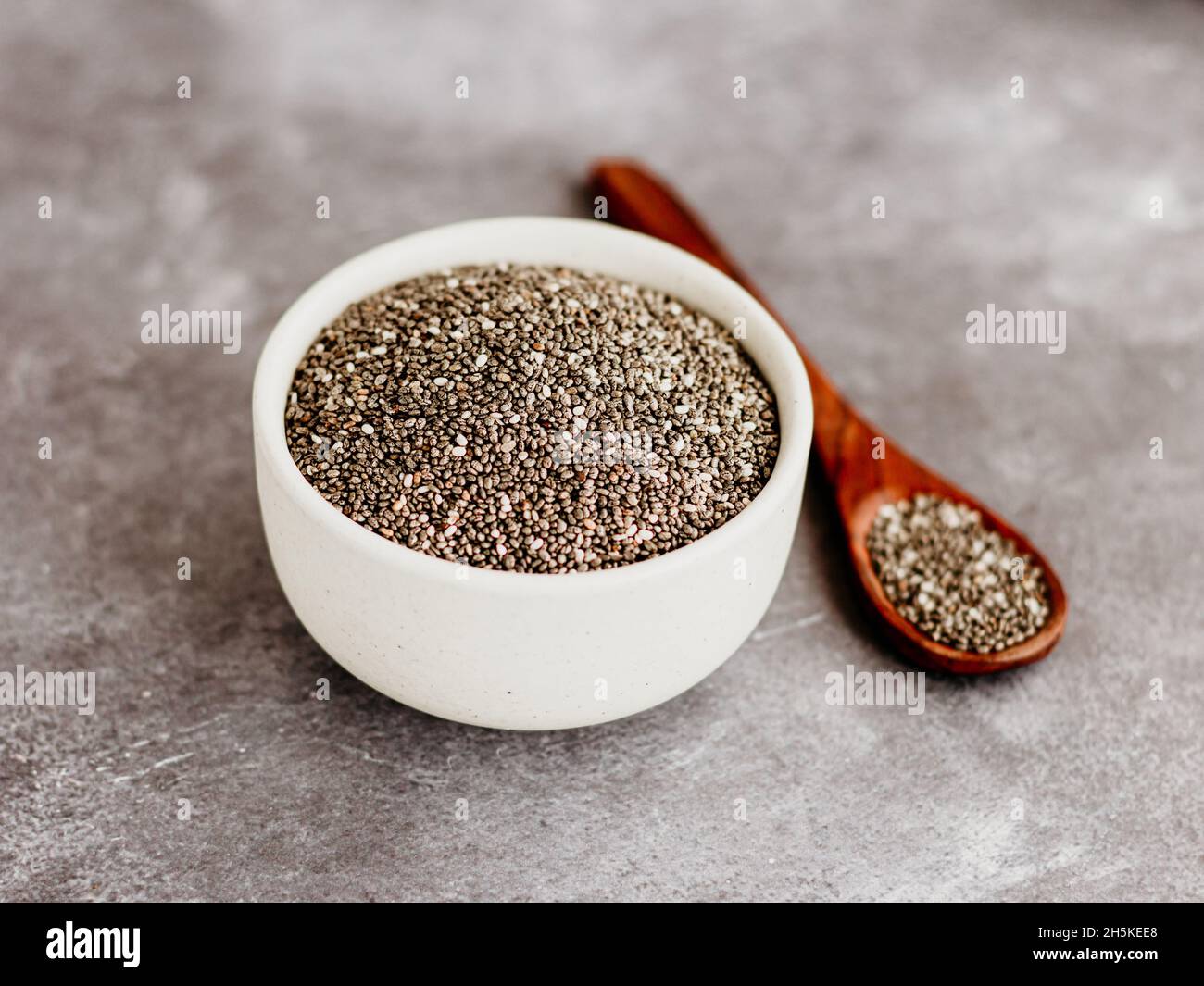 Chia Seeds auf dunklem Hintergrund, gesundes Abnehmen Food Photo Stockfoto