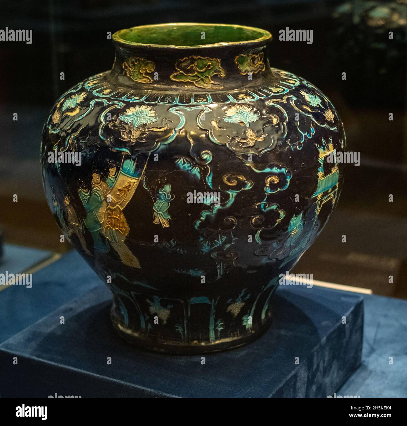 Blau glasiert und Sancai Glas mit Bildern von 18 Gelehrten. Ming-Dynastie (1368-1644) in der Sammlung des Shanxi-Museums. (Fa Hua Cai) Stockfoto