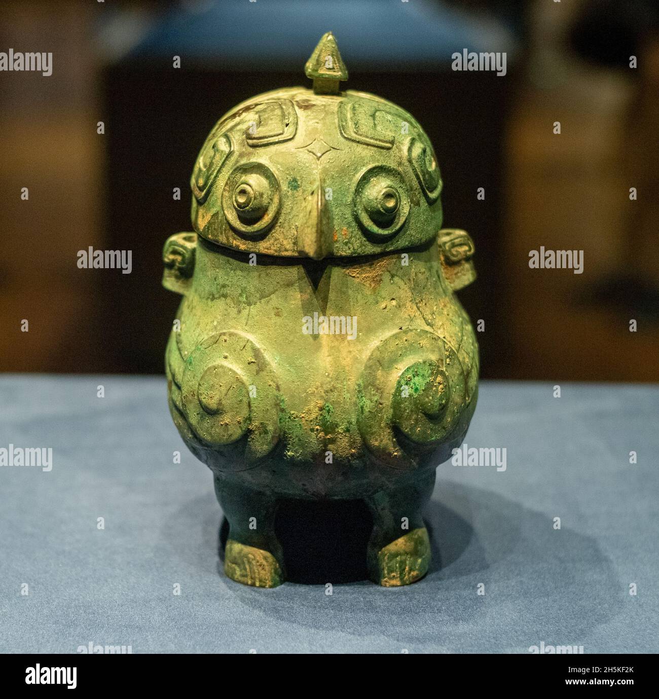 Bronzieren Sie Ihr Weingefäß mit Eulenmuster. Shang-Dynastie, ca. 13. - 11. jh. BCE. In der Sammlung des Shanxi Museums. Stockfoto Bronzieren Sie Ihr Weingefäß mit Eulenmuster. Shang-Dynastie, ca. 13. - 11. jh. BCE. In der Sammlung des Shanxi Museums. Stockfoto