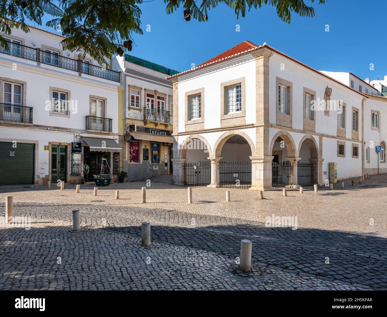 Lagos, Algarve, Portugal - 10 2021. November: Tagesansicht des Mercado De Escravos, des Sklavenmarktmuseums, im historischen Lagos Stockfoto
