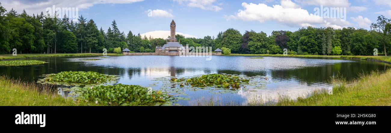 ARNHEM, NIEDERLANDE - 16. Jun 2020: Hoge Veluwe, Niederlande, 2020. Juni: Panoramablick auf den See und das Kroller-Muller-Haus Jachthuis Sint Hubertus. Trave Stockfoto