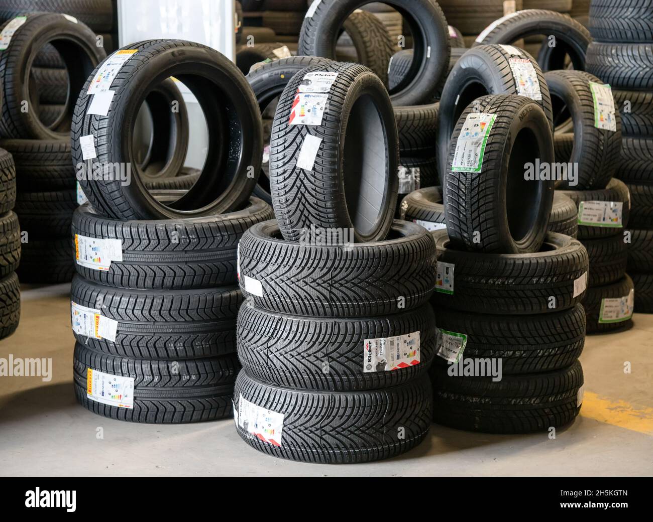 Turin, Italien - 10. November 2021: Neue Pirelli- und Kleber-Winterreifen  werden beim Reifenhändler für den Saisonwechsel ausgestellt Stockfotografie  - Alamy