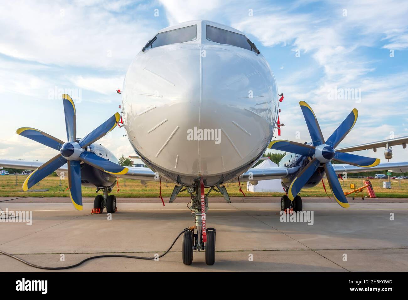 Neue Turboprop-Flugzeuge parkten am Flughafen, Blick geradeaus. An Erdspannung angeschlossen Stockfoto