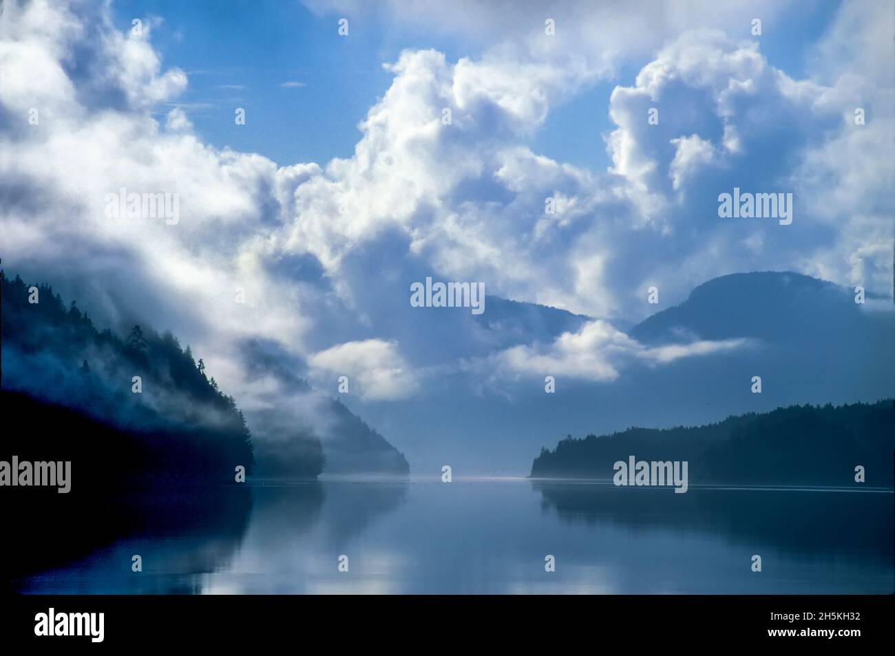 Atmosphärische Milchwolken über Princess Royal Island an der Nordküste von British Columbia und den ruhigen Gewässern der Hecate Strait Stockfoto