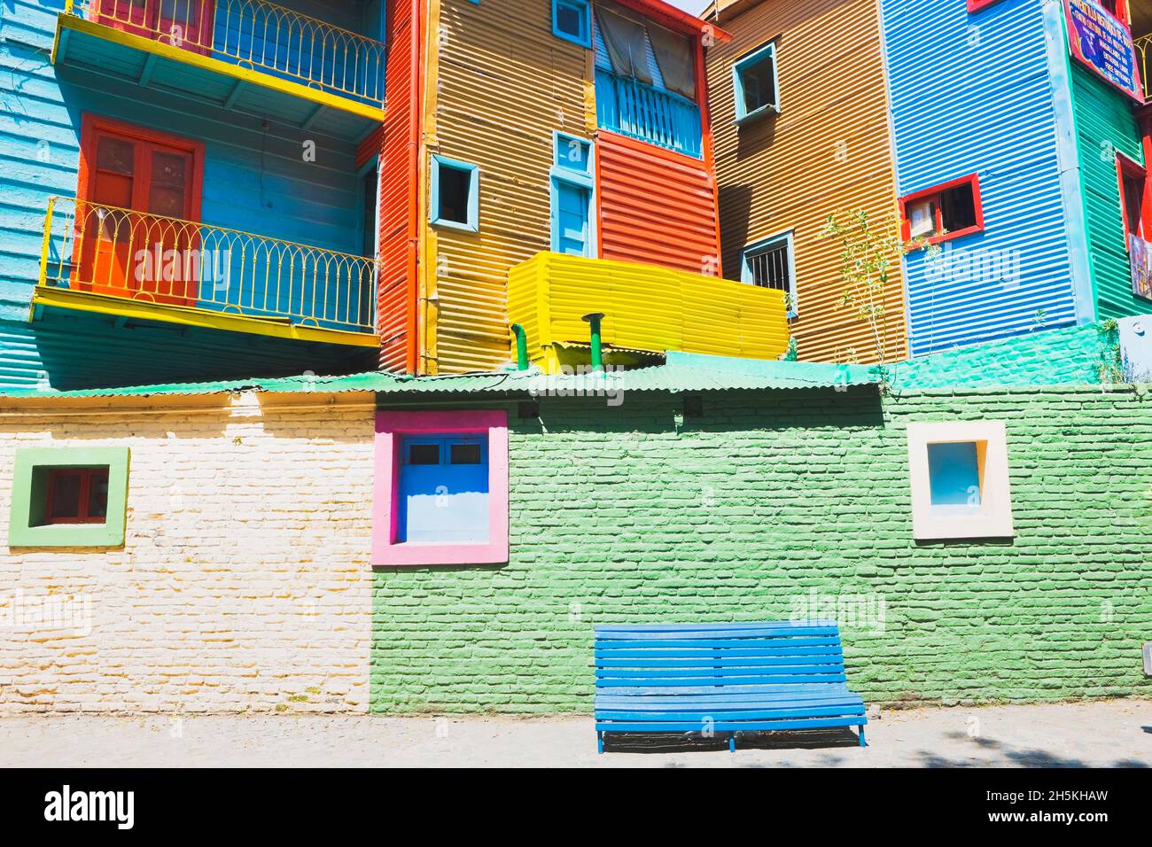 Farbenfrohe Gebäude entlang der Caminito-Straße, La Boca in Buenos Aires; Buenos Aires, Argentinien Stockfoto