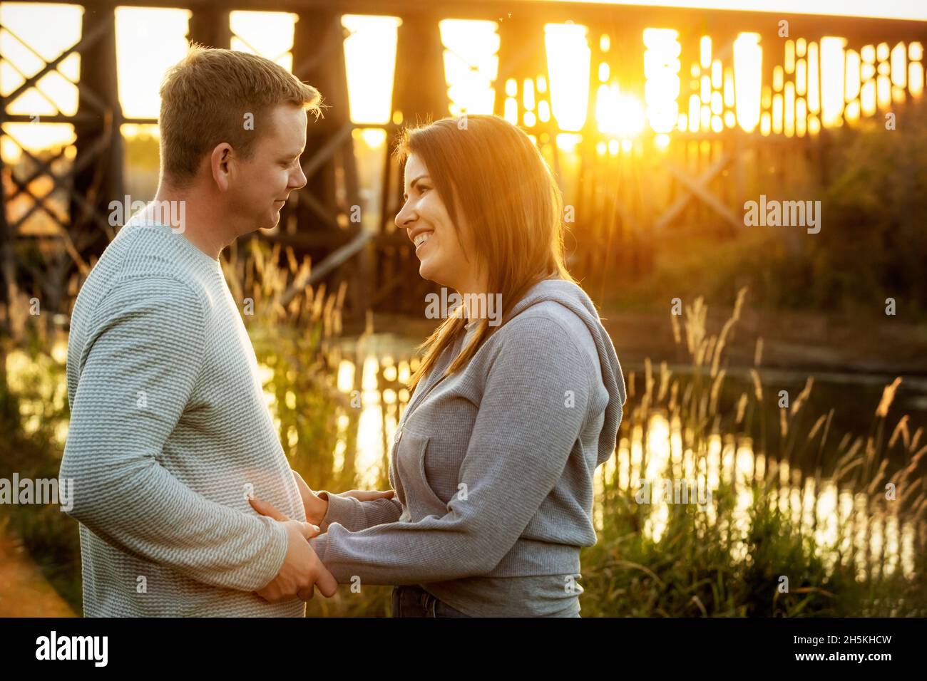 Ein mittelerwachsenes Paar, das im Herbst in einem Park von Angesicht zu Angesicht steht und sich unterhält; St. Albert, Alberta, Kanada Stockfoto