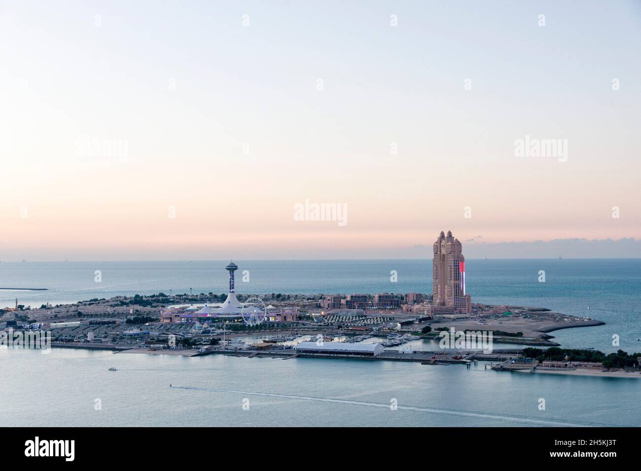 Ein Blick auf den Hafen und die Vergnügungen auf Marina Island im Persischen Golf in Abu Dhabi, VAE; Abu Dhabi, Vereinigte Arabische Emirate Stockfoto