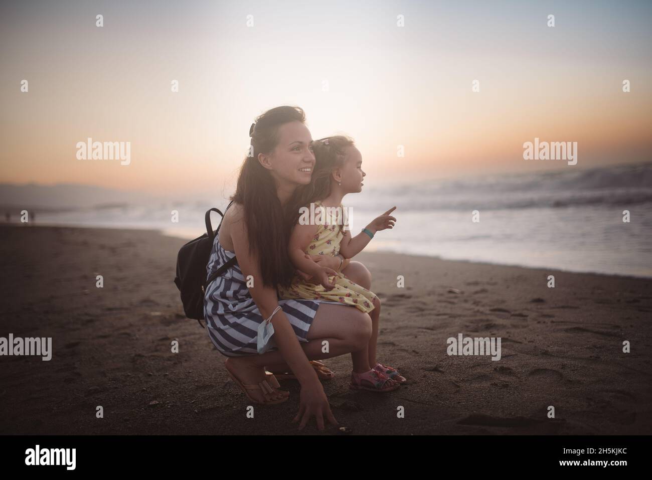Mutter und Tochter am Strand. Stockfoto