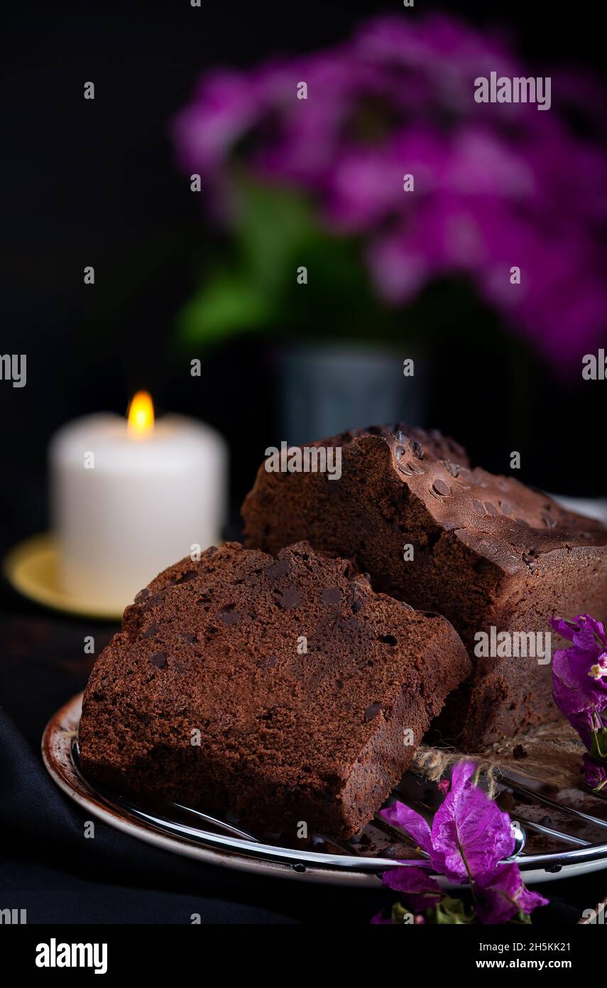 Schneiden Sie ein Stück Schokolade und Kaffee Plumcake mit dunkler Schokolade und Kakaotropfen Stockfoto