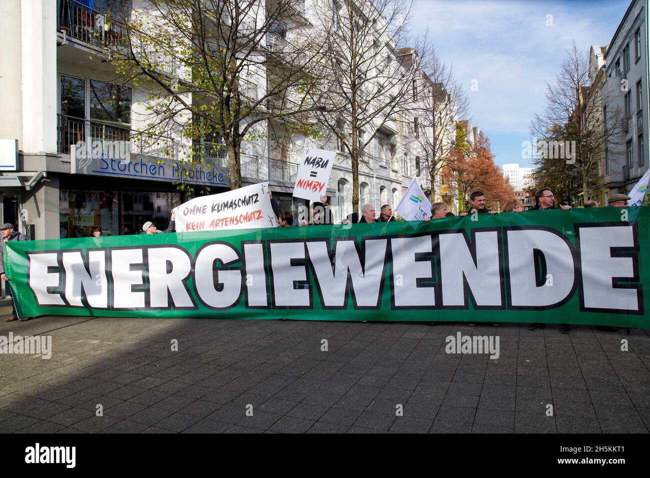 Der Landesverband Erneuerbare Energien NRW demonstriert gegen die, aus ihren Augen, Klagewelle gegen Windkraftalagen des NABU-NRW. Stockfoto