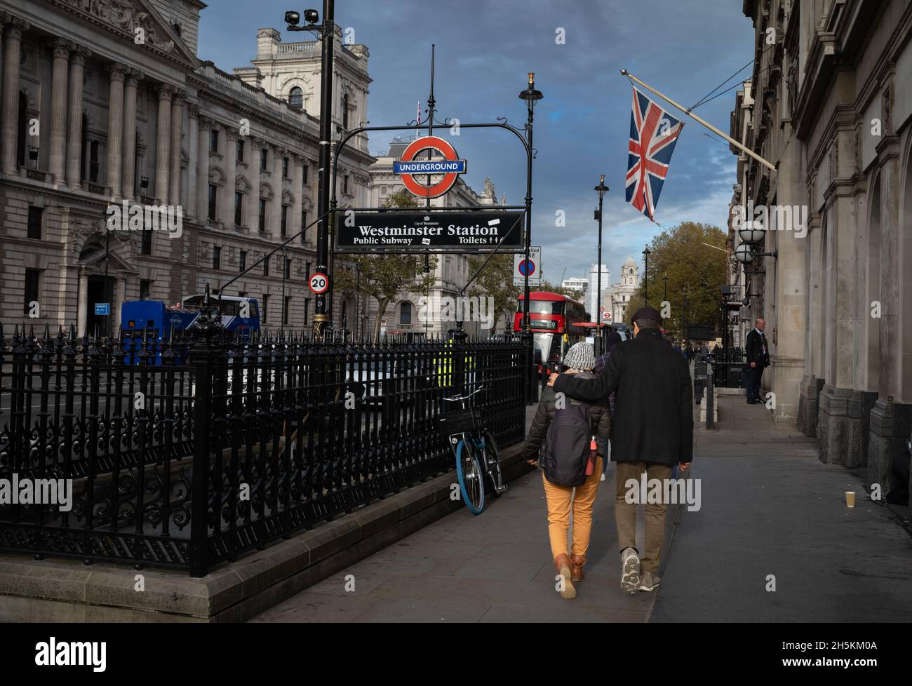 Ein paar Schritte neben der Westminister U-Bahnstation, Whitehall in London. Stockfoto