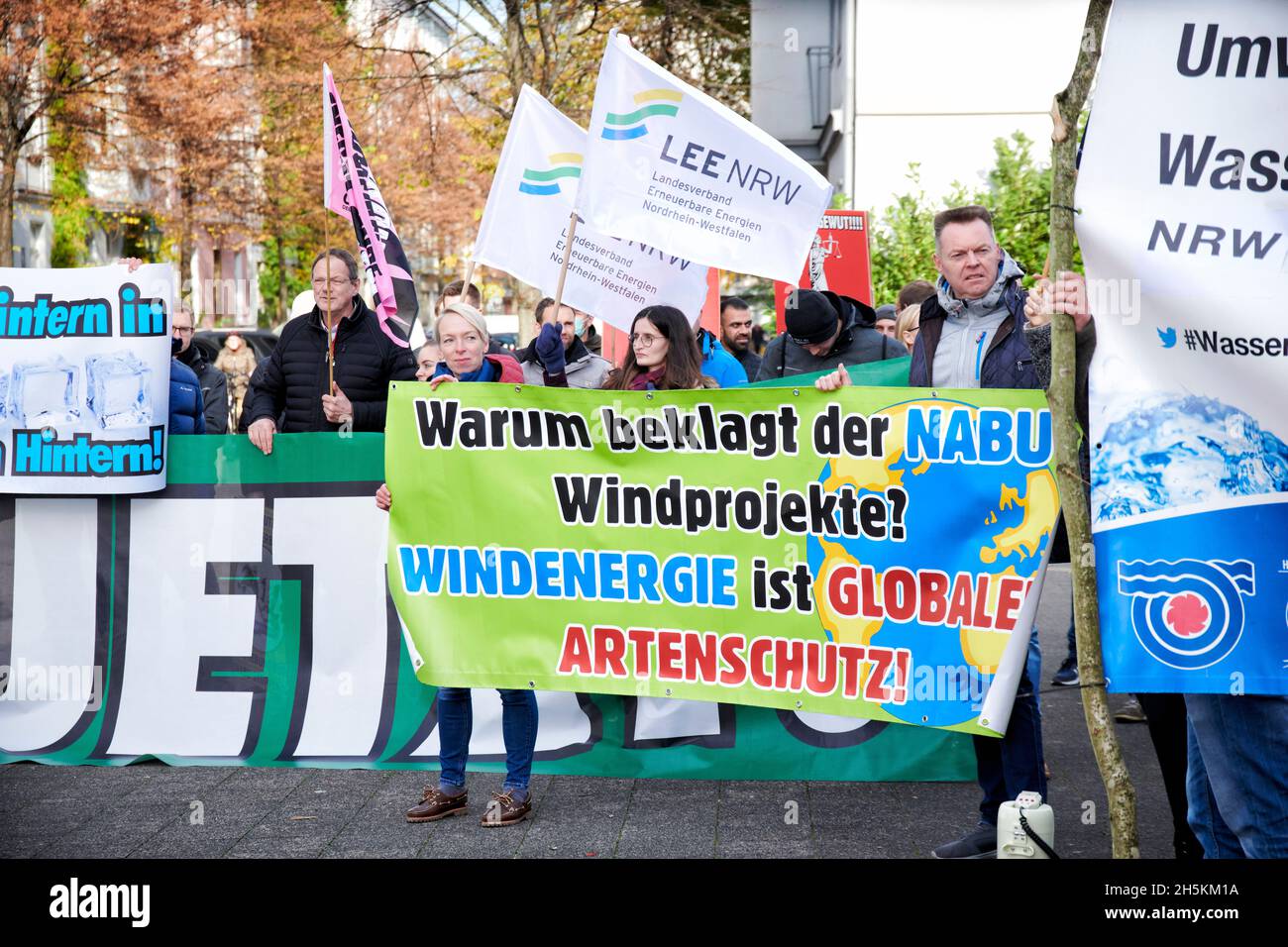 Der Landesverband Erneuerbare Energien NRW demonstriert gegen die, aus ihren Augen, Klagewelle gegen Windkraftalagen des NABU-NRW. Stockfoto