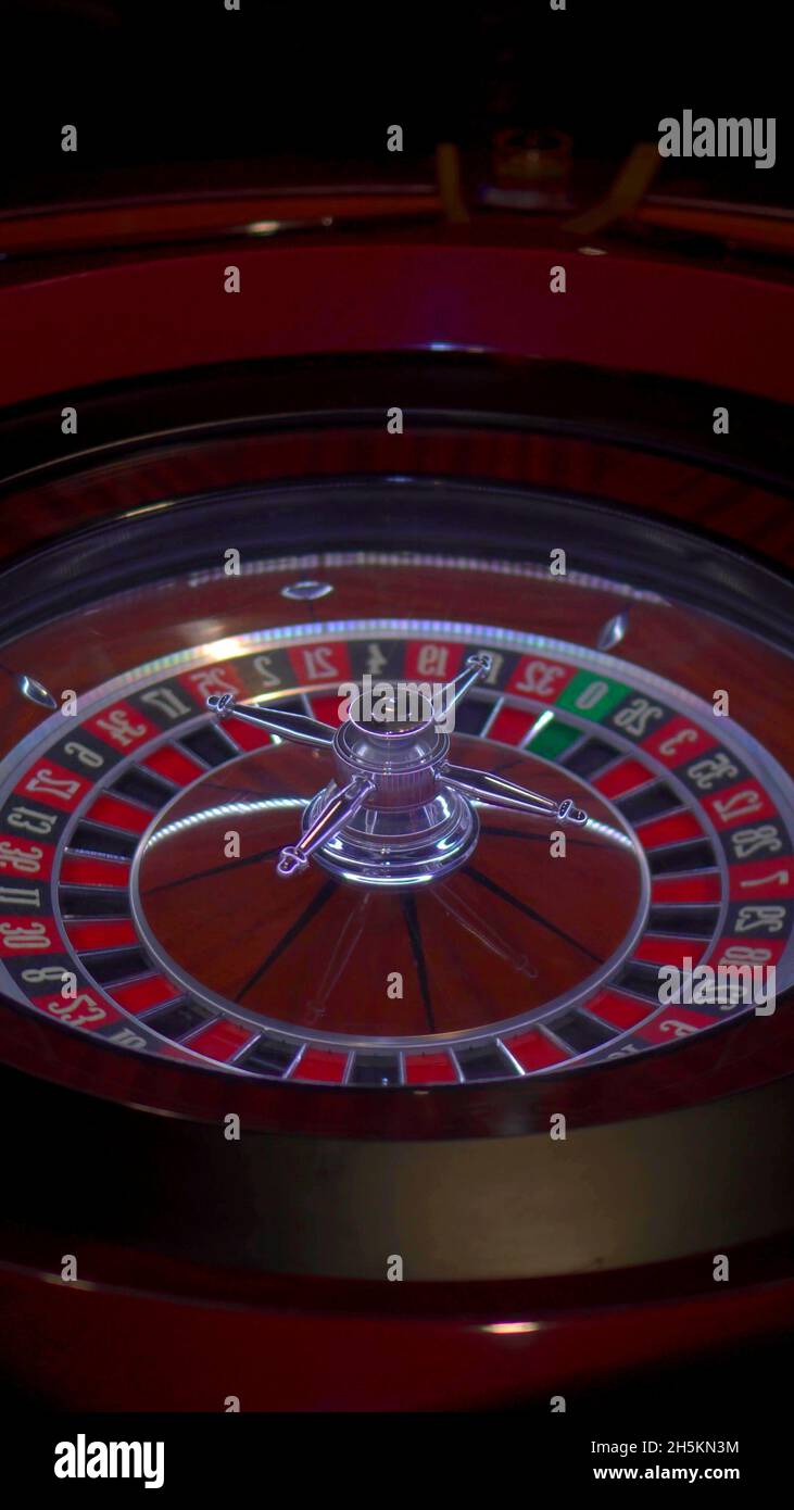 Ein vertikales Foto eines Casino Roulette Stockfoto