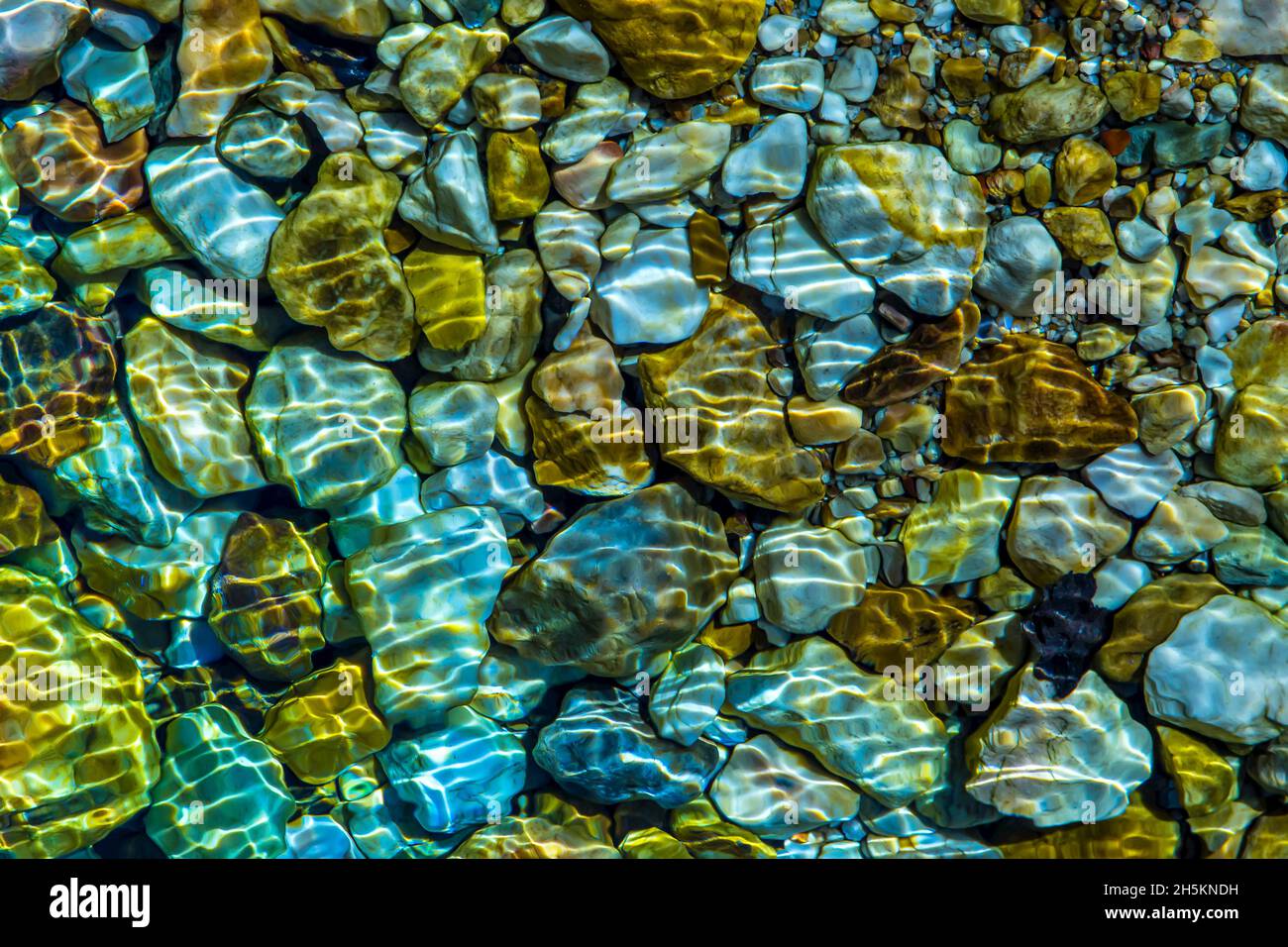 Alten Steinen im Crocodile Creek befindet sich in der Kimberley Region Nordwesten Australiens. Stockfoto