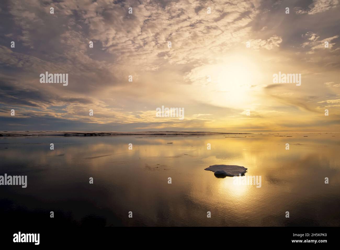 Wolken spiegeln sich im Wood Fjord durch die Mitternachtssonne Stockfoto