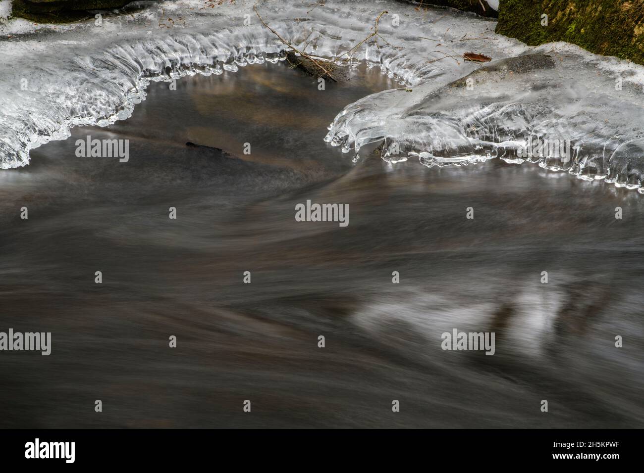 Eisformationen auf Pott's Creek oberhalb von Little High Falls, Bracebridge, Ontario, Kanada Stockfoto