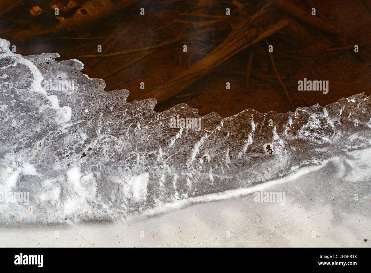 Eisformationen auf Pott's Creek unterhalb von Little High Falls, Bracebridge, Ontario, Kanada Stockfoto