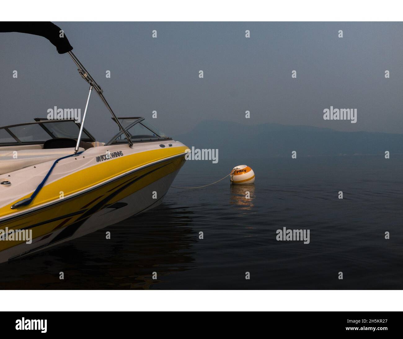 Ein Ausflugsboot ist während der Feuersaison 2021 in Rauch gehüllt auf Shuswap Lake, BC. Stockfoto