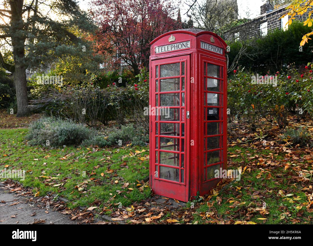 Traditioneller britischer Kiosk mit roten Telefonkiosks im Dorf Heptonstall in der Gemeinde Calderdale in West Yorkshire, England, Stockfoto