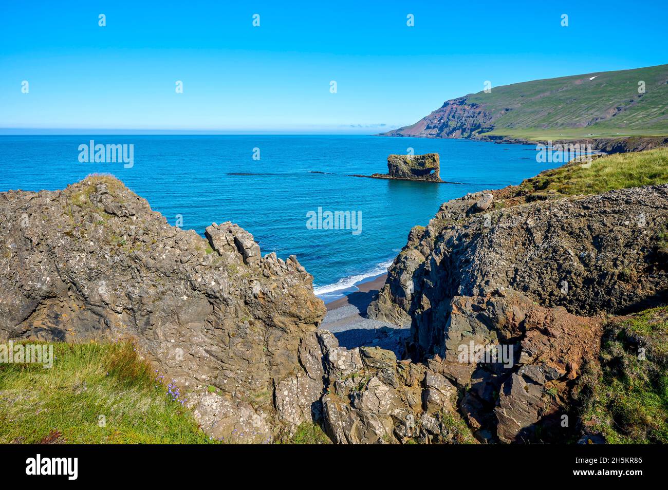 Küste der nördlichen Region Islands im Sommer; Vopnafjordur, Austurland, Island Stockfoto