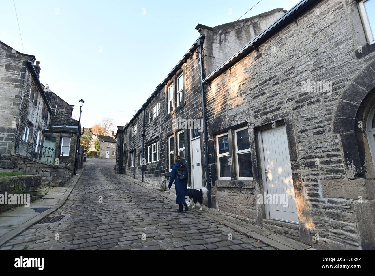 Autofreies Dorf Heptonstall Village im Stadtteil Calderdale in West Yorkshire, England, dürfen die Bewohner ihre Autos nicht auf dem Kopfsteinpflaster parken Stockfoto
