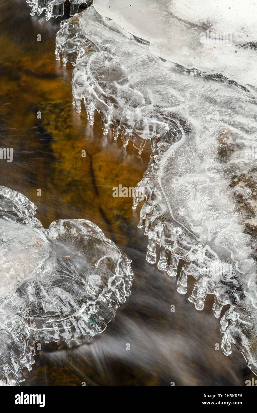 Eisformationen auf Pott's Creek unterhalb von Little High Falls, Bracebridge, Ontario, Kanada Stockfoto