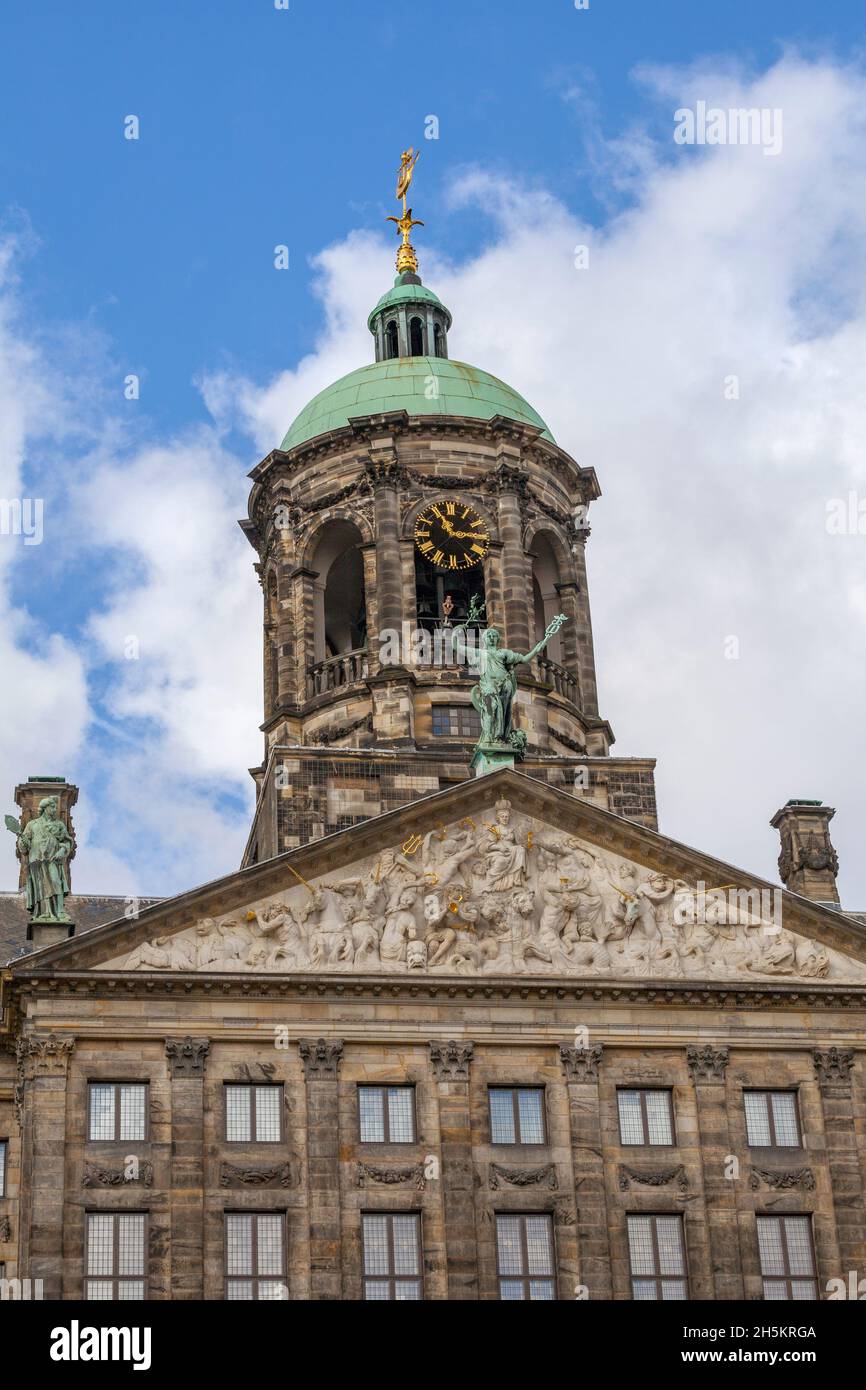 Glockenturm des Königlichen Palastes (Koninklijk Paleis) in Amsterdam; Amsterdam, Nordholland, Niederlande Stockfoto