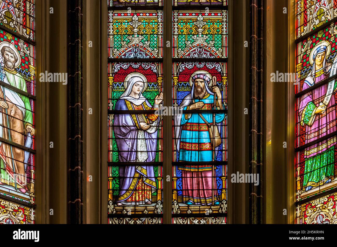Buntglasfenster in der St. John’s Cathedral, Den Bosch; ’s-Hertogenbosch, Nordbrabant, Niederlande Stockfoto