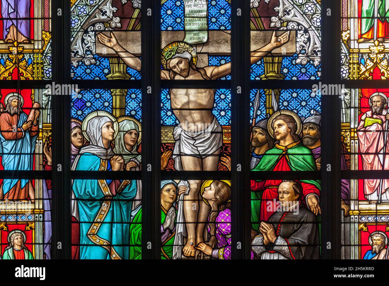 Buntglasfenster mit Darstellung der Kreuzigung, St. John’s Cathedral, Den Bosch; ’s-Hertogenbosch, Nordbrabant, Niederlande Stockfoto