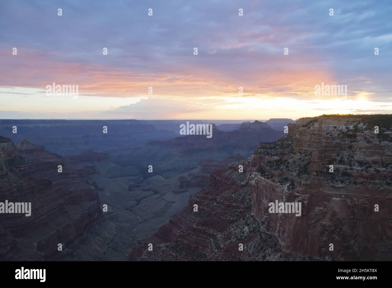 Der Grand Canyon bei Sonnenuntergang. Stockfoto