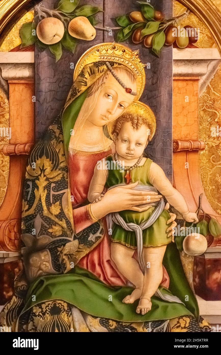 Detail einer mittelalterlichen religiösen Malerei, die die Jungfrau Maria als herbstliche Königin in Rot und Grün zeigt, mit Jesus als einem Jungen auf dem Schoß Stockfoto