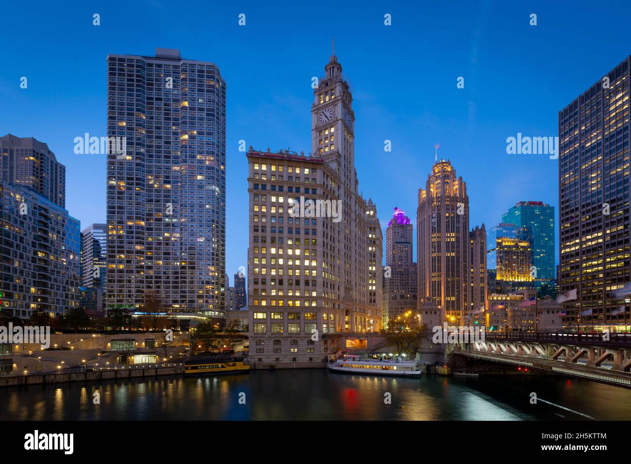 Blick auf die Innenstadt von Chicago über den Fluss. Stockfoto