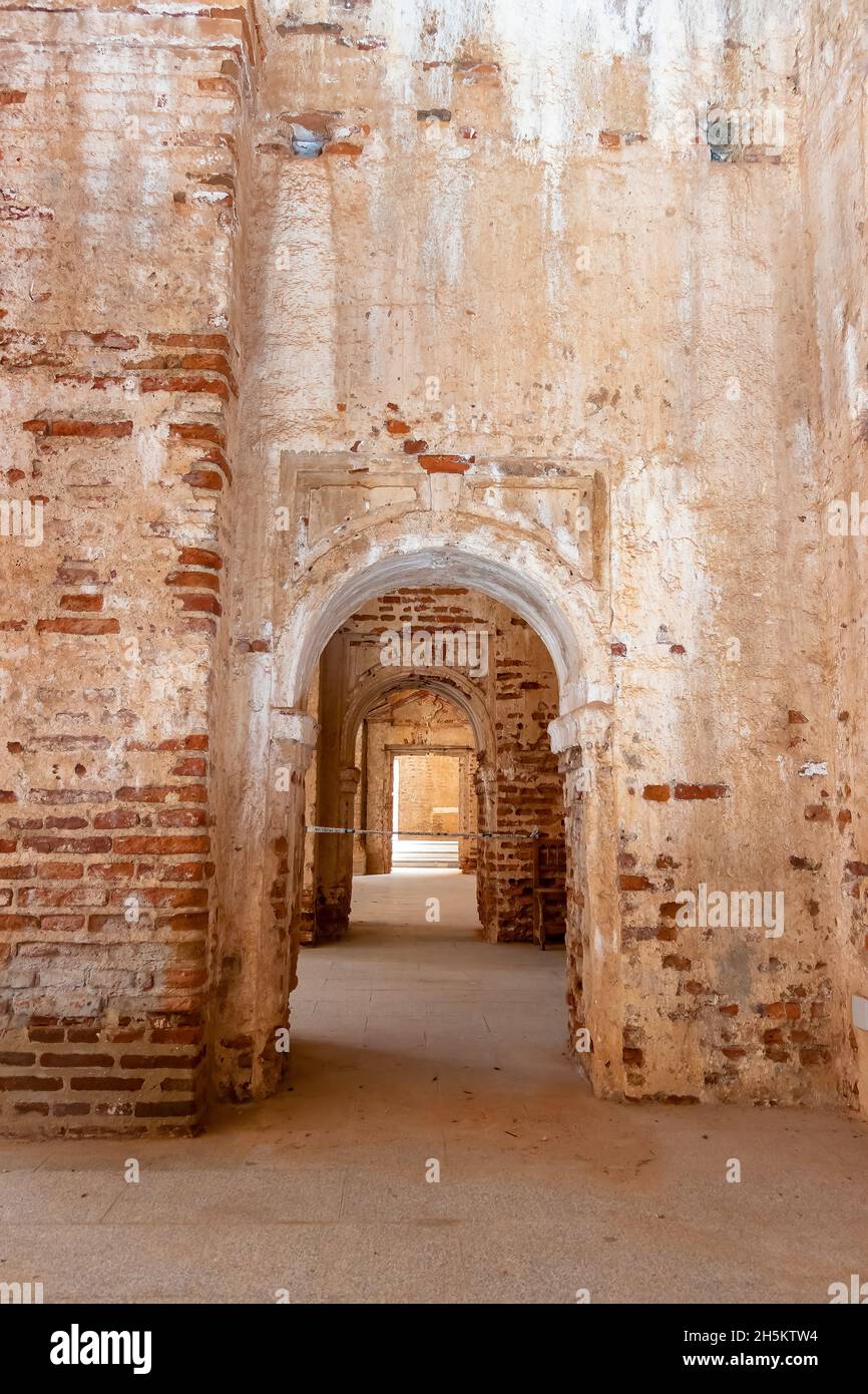 Huelva, Spanien - 5. November 2021: Im Inneren der unvollendeten Kirche, im neoklassischen Stil, auch bekannt als Neuer Friedhof in der Stadt Castaño del Rob Stockfoto