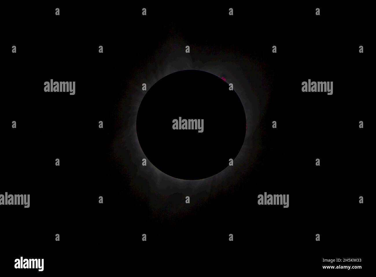 Sonneneruptionen und die Sonnenkorona, wie sie während der totalen Sonnenfinsternis am 21. August 2017 gesehen wurden. Stockfoto