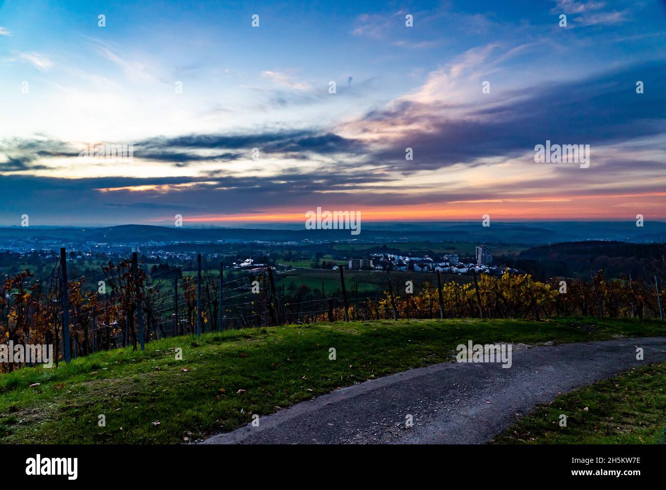 Blick über das Weingut Grafenberg auf die Stadt Metzingen bei Sonnenuntergang Stockfoto