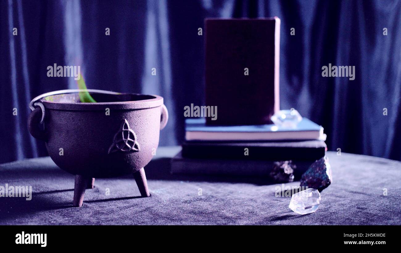 Spirituelle Objekte auf einem Tisch Stockfoto