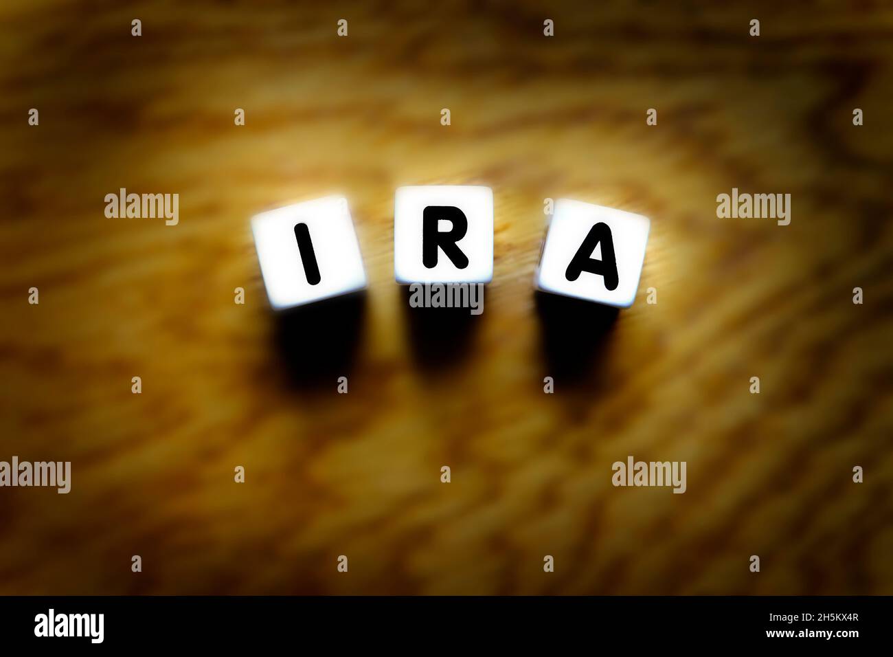 Die IRA hat sich mit Würfeln für die Vorsorgeplanung und die Sparinvestitionen ausgeschrieben Stockfoto Die IRA hat sich mit Würfeln für die Vorsorgeplanung und die Sparinvestitionen ausgeschrieben Stockfoto