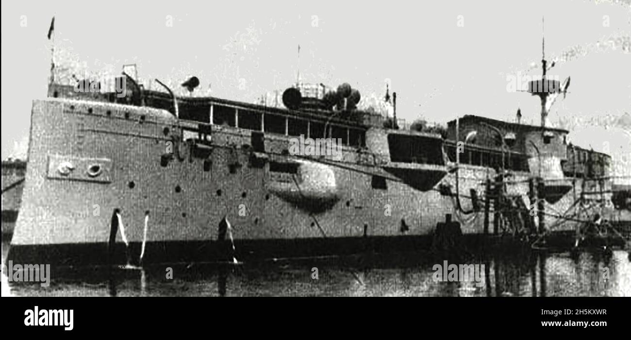 Ein Foto von 1932 von U.S.S. Alton in Pearl Harbor. Sie war ursprünglich die USS Chicago, ein aus Stahl gefertigter geschützter Kreuzer der United States Navy und der größte der drei ursprünglichen, vom Kongress für die 'New Navy' genehmigten Kreuzer. Gestartet am 5. Dezember 1885 durch Delaware River Iron Ship Building and Engine Works of Chester, Pennsylvania. Sie wurde in Alton umbenannt, um den Namen Chicago für den schweren Kreuzer USS Chicago (CA-29) freizubekommen, und wurde am 16. Juli 1928 als "nicht klassifizierte sonstige Einheit" (IX-5) umklassifiziert. Am 8. Juli 1936 scheiterte sie im mittleren Pazifik unter dem Schlepptau (Honolulu nach San Francisco. Stockfoto