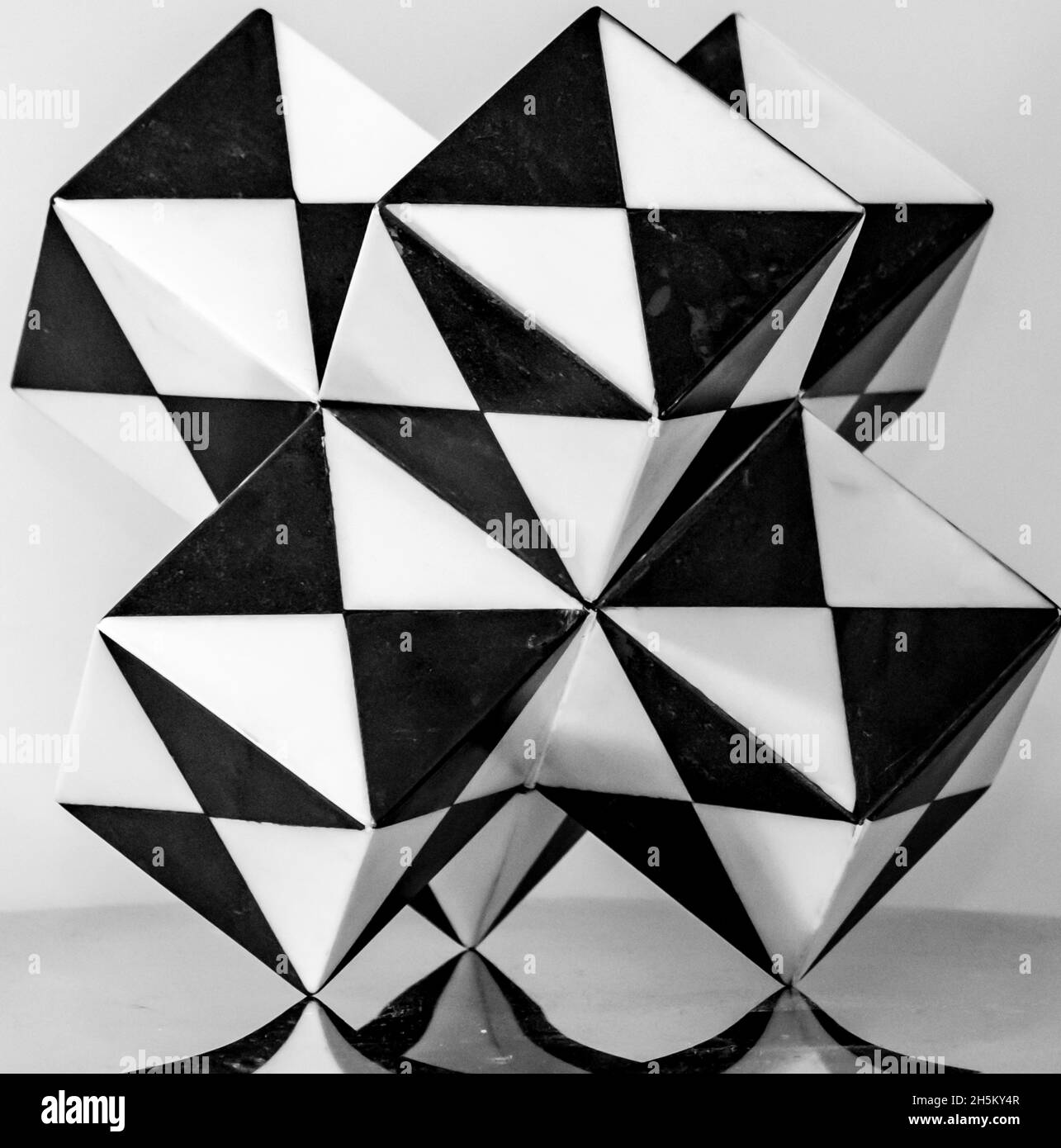 Geometrische schwarz-weiße Skulptur Stockfoto