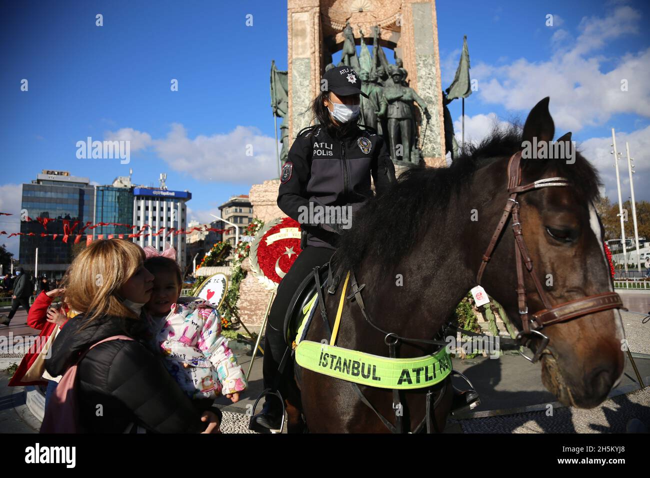 Istanbul, Türkei. November 2021. Berittene Polizisten, die auf dem Taksim-Platz in Istanbul Inspektionen durchführten, stießen auf großes Interesse von Bürgern und Touristen. Kredit: SOPA Images Limited/Alamy Live Nachrichten Stockfoto