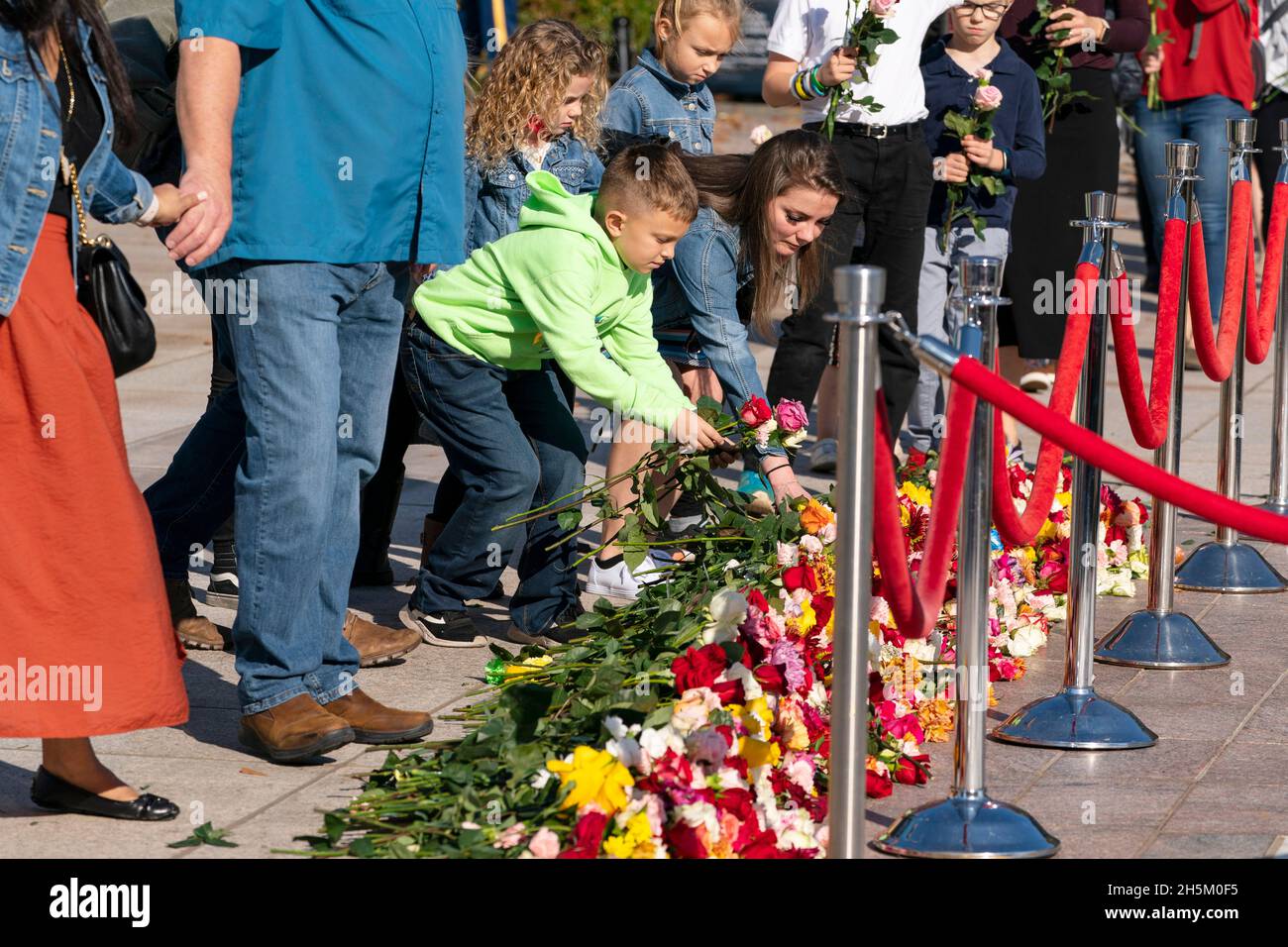 Menschen platzieren Blumen während einer hundertjährigen Gedenkveranstaltung am Grab des unbekannten Soldaten, auf dem Nationalfriedhof von Arlington, Mittwoch, den 10. November 2021, in Arlington, Quelle: Alex Brandon/Pool via CNP /MediaPunch Stockfoto