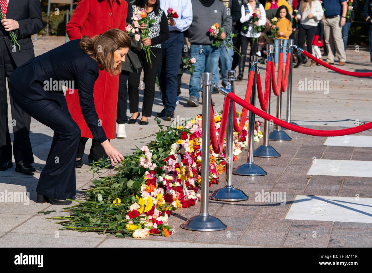 CBS Evening News Anchor Norah O'Donnell platziert Blumen während einer hundertjährigen Gedenkveranstaltung am Grab des unbekannten Soldaten, auf dem Nationalfriedhof von Arlington, Mittwoch, den 10. November 2021, in Arlington, Virginia. Quelle: Alex Brandon/Pool via CNP /MediaPunch Stockfoto