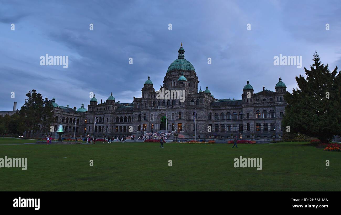 Wunderschöne Aussicht auf beeindruckende Parlamentsgebäude von British Columbia, in denen die Provinzgesetzgebung untergebracht ist, in der Innenstadt von Victoria, Kanada. Stockfoto