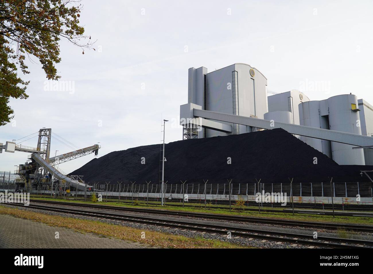 Steinkohle-Vorrat am Kohlekraftwerk in Hannover, Niedersachsen, Deutschland. Alte Technologie, die einer der Faktoren ist, die die globale Erwärmung verursachen Stockfoto