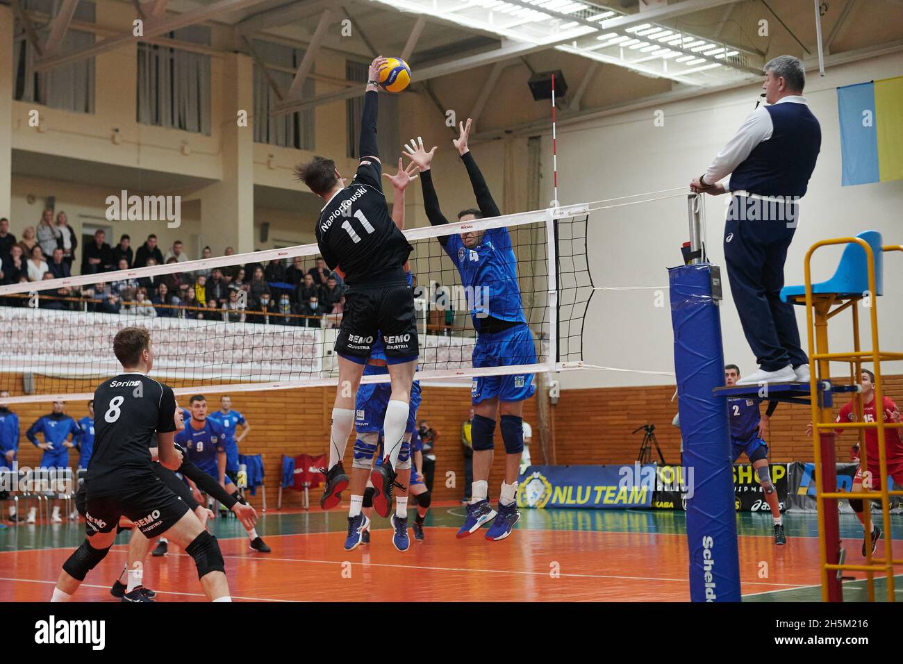 KHARKIV, UKRAINE - 10. NOVEMBER 2021: Das Volleyballspiel des CEV Challenge Cup VSC Law Academy gegen VCA AMSTETTEN Stockfoto