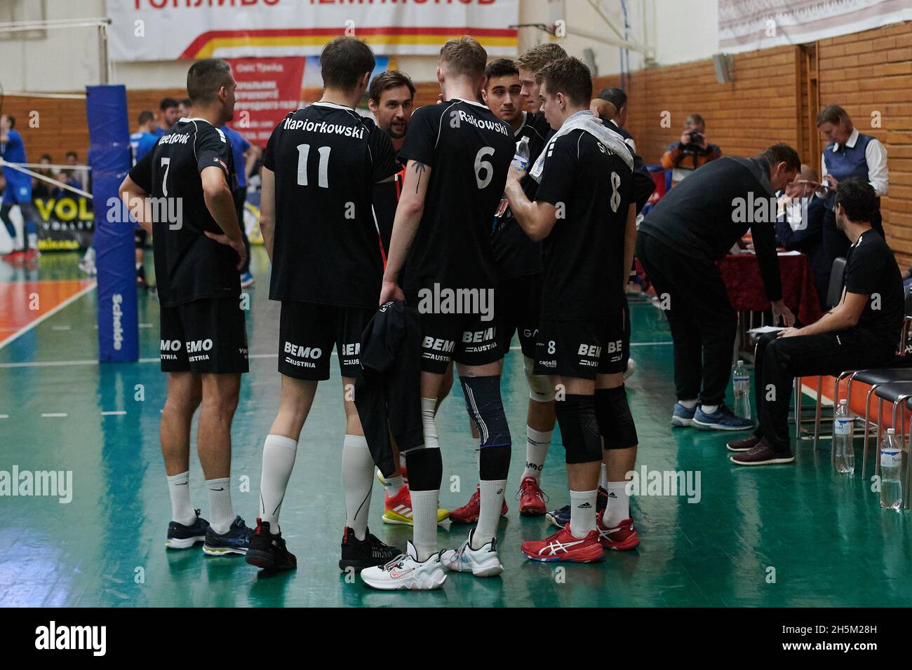 KHARKIV, UKRAINE - 10. NOVEMBER 2021: Das Volleyballspiel des CEV Challenge Cup VSC Law Academy gegen VCA AMSTETTEN Stockfoto