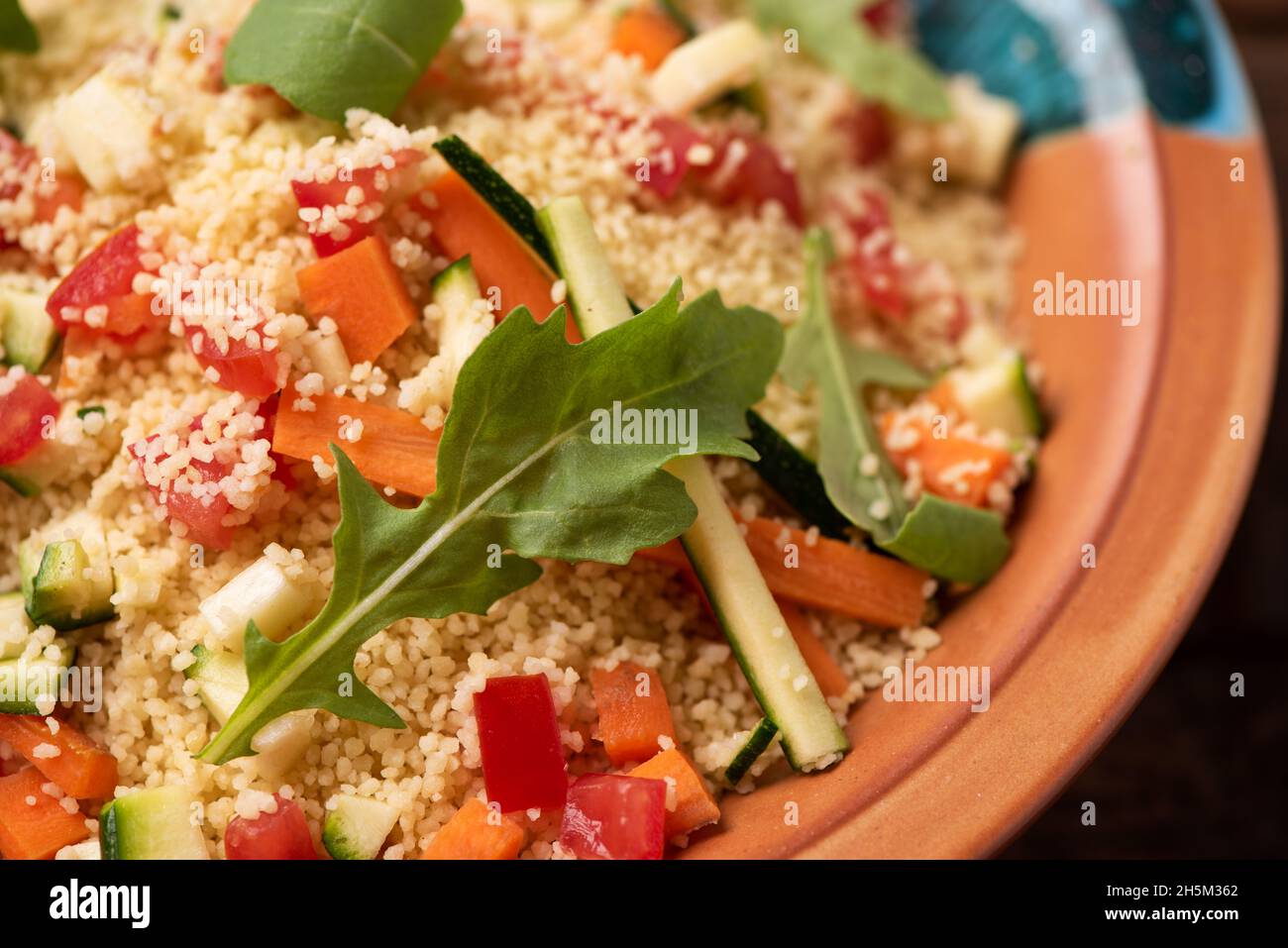 Mediterraner Couscous-Salat aus nächster Nähe auf dem Teller Stockfoto