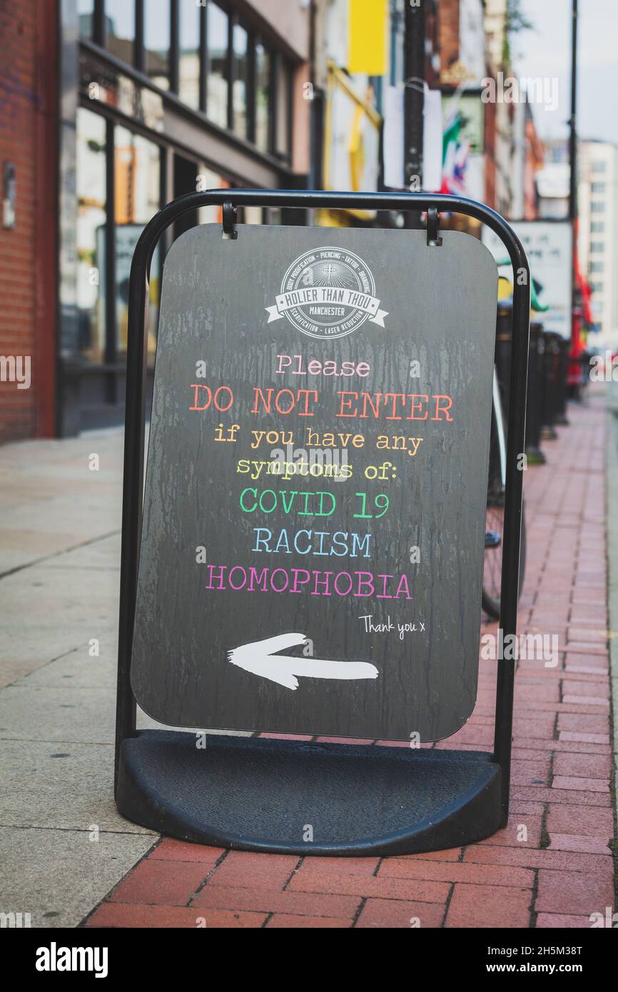 A Frame Advertisement Outside Café Bar promoting symptoms against Racism, Covid 19, Homophobie Stockfoto