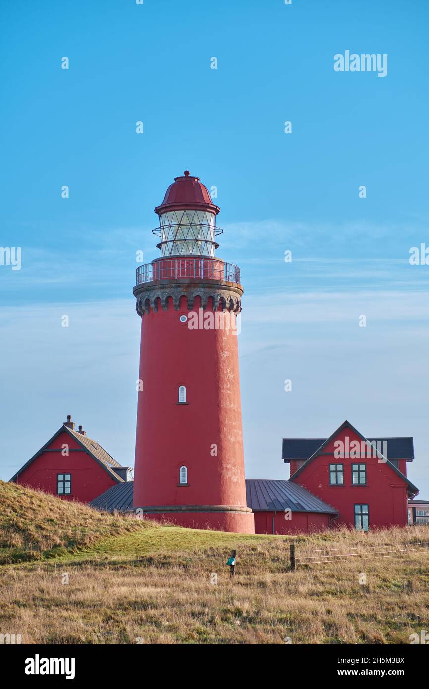 Roter Leuchtturm an der dänischen Küste genannt Bovbjerg Fyr. Hochwertige Fotos Stockfoto