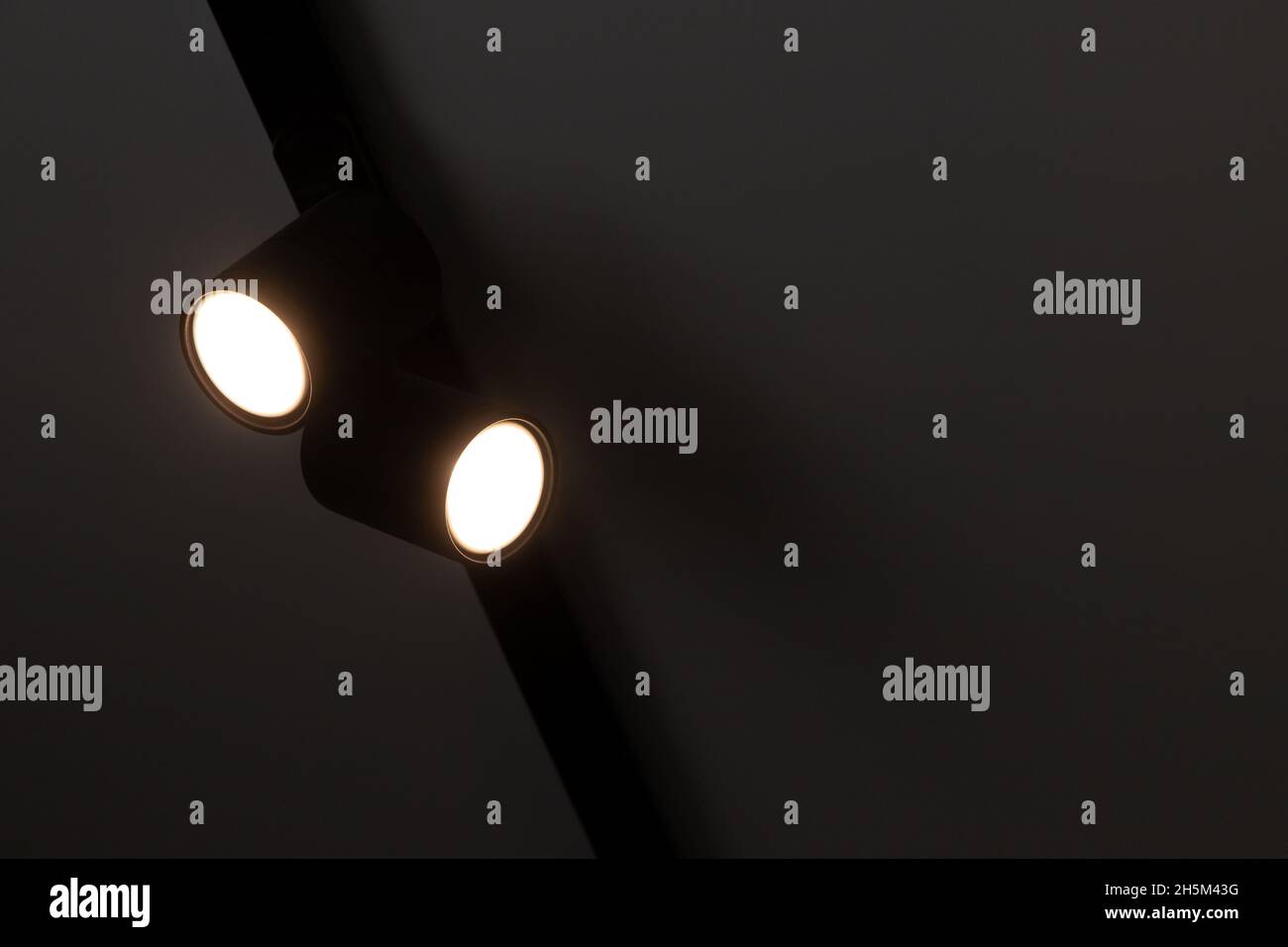 Zwei Spots in schwarzem Gehäuse, an der Decke montiert, Beleuchtung in Ausstellungshallen Stockfoto